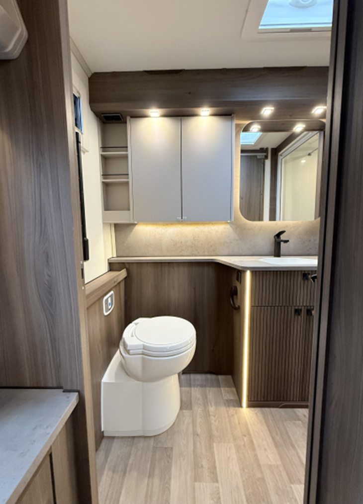 Imperial 880 BTDL badkamer