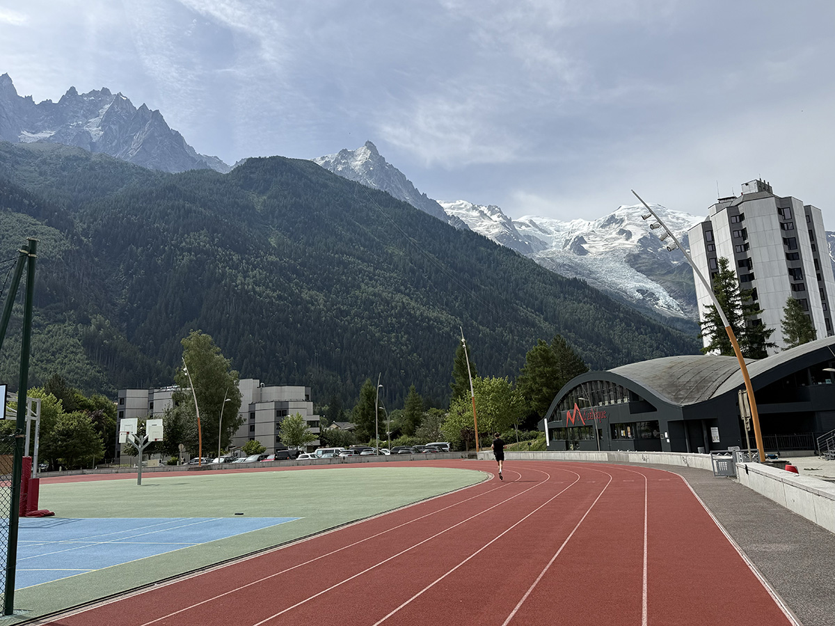 De atletiekbaan van Chamonix met op de achtergrond de Mont Blanc