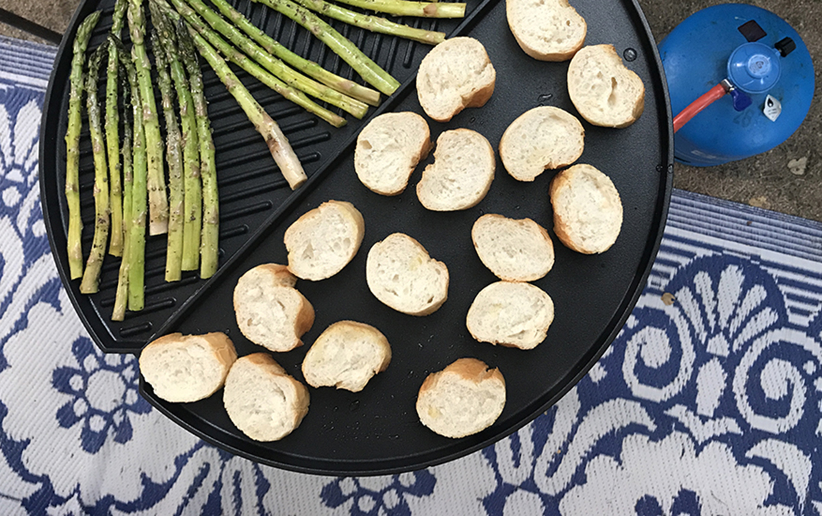 De Grill 2 Braai 50 van CADAC | Dometic met groene asperges en stokbroodjes
