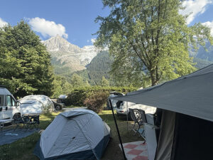 Uitzicht op het Mont Blanc massief vanaf een kampeerplek met vouwwagen op Camping Les Marmottes in Chamonix