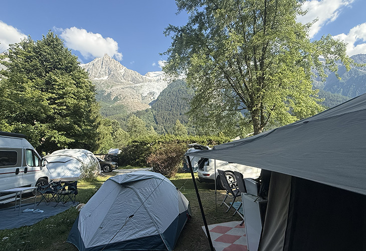 Uitzicht op het Mont Blanc massief vanaf een kampeerplek met vouwwagen op Camping Les Marmottes in Chamonix