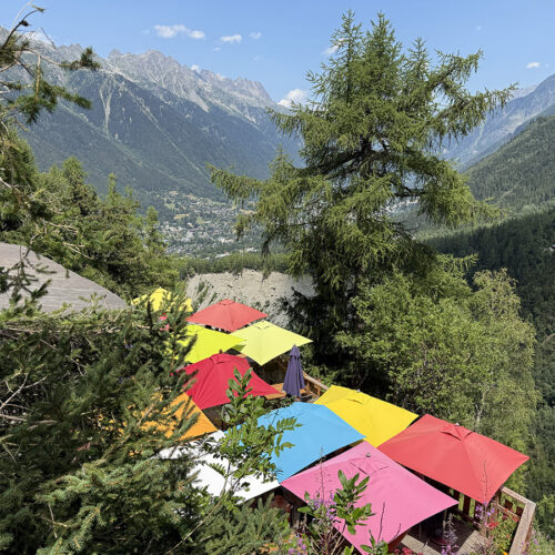 Kleurrijke parasols en zicht op Chamonix bij Chalet du Glacier Des Bossons