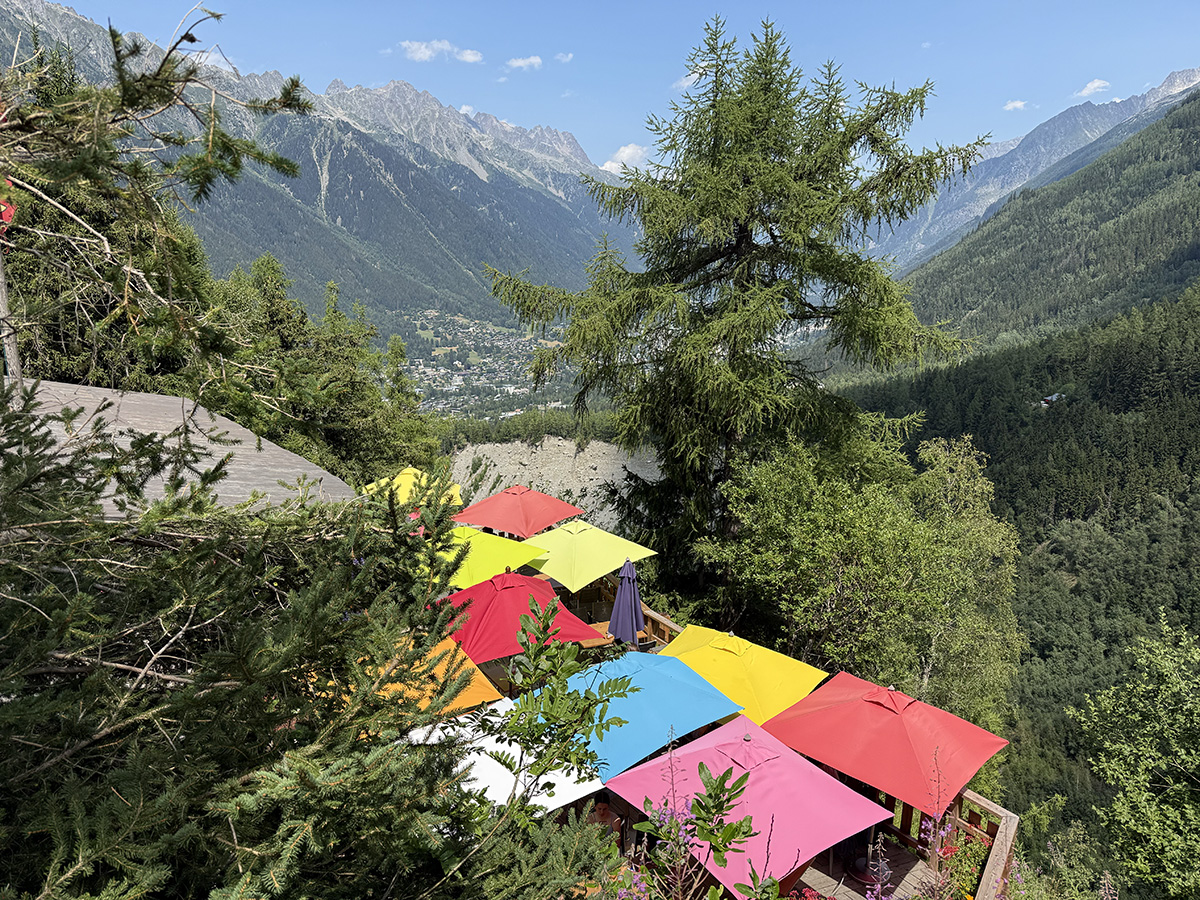 Kleurrijke parasols en zicht op Chamonix bij Chalet du Glacier Des Bossons