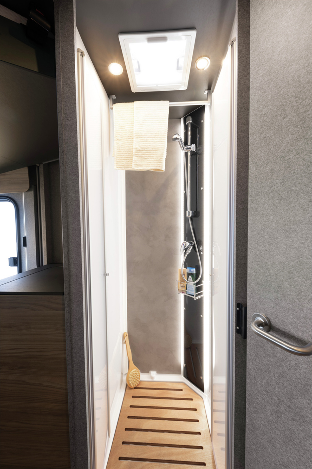 Douchecabine met houten vlonder in de Dethleffs Trend I 7027