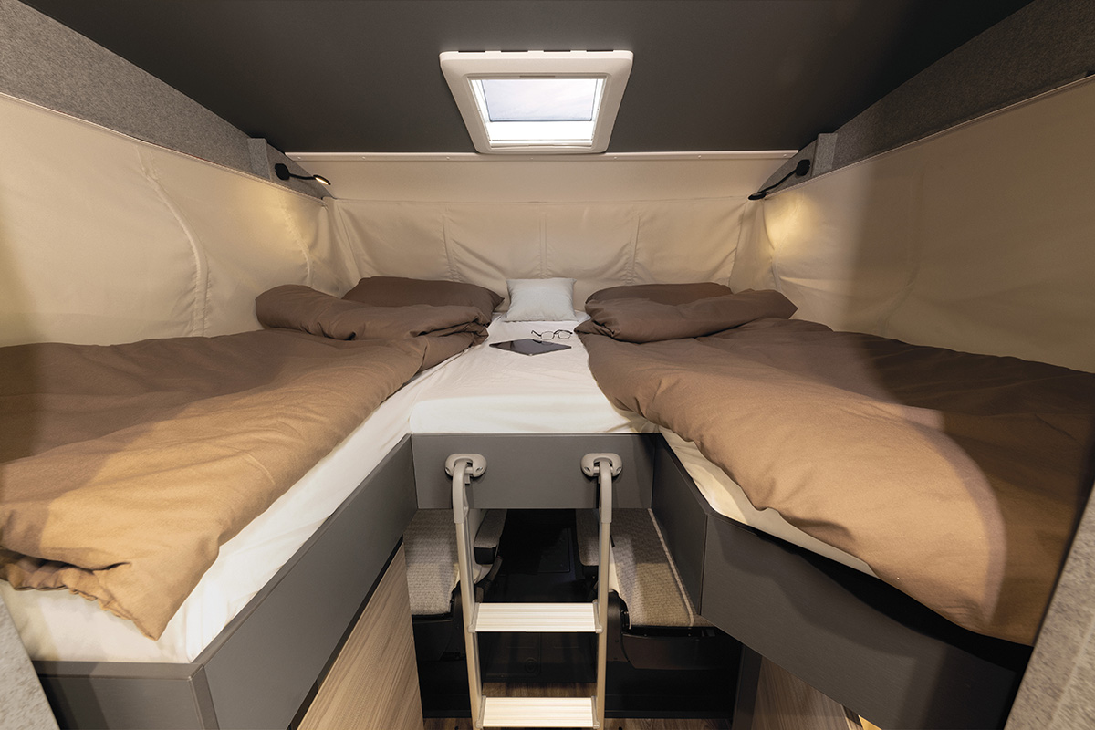 Hefbed in de Dethleffs Trend I 7027, dat bestaat uit twee enkele bedden in lengterichting