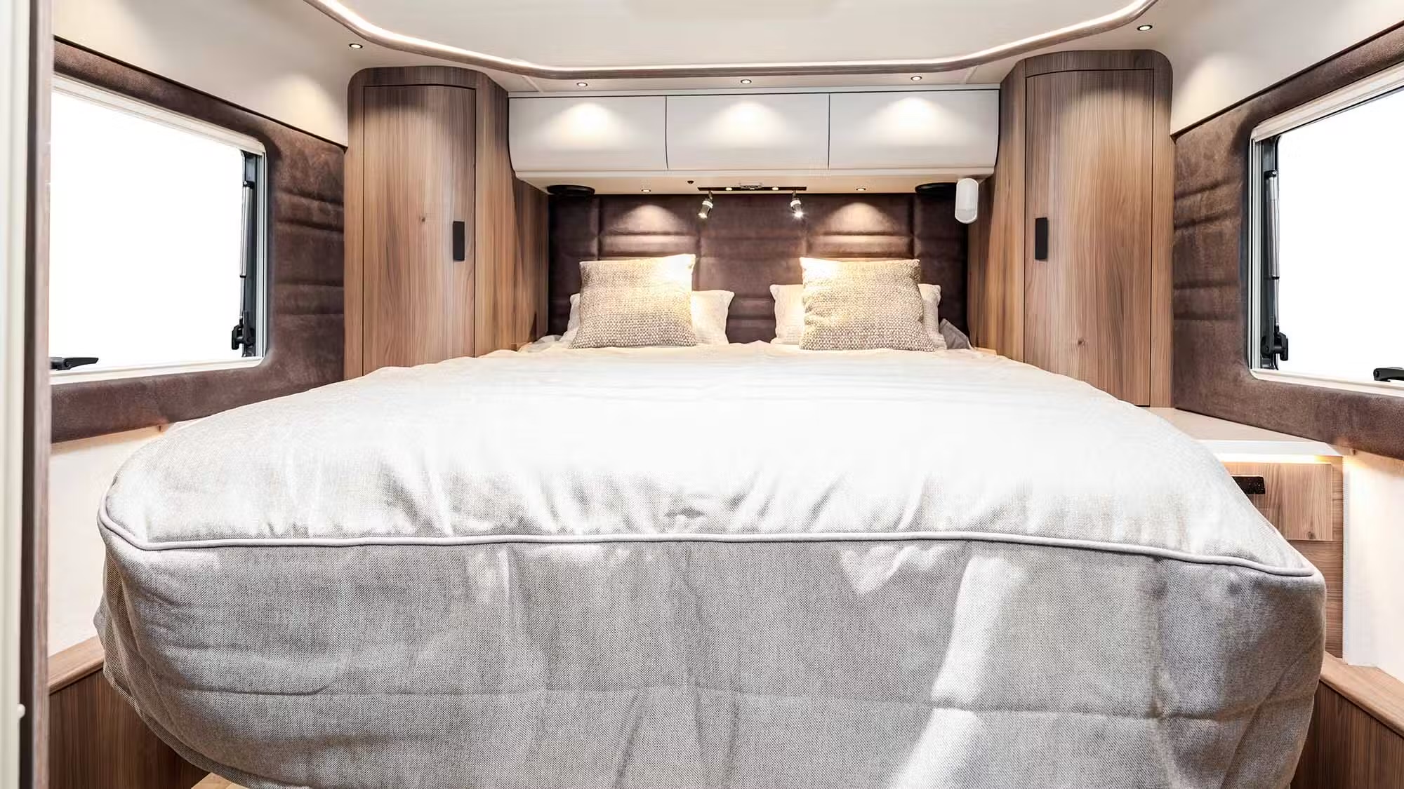 kabe-imperial-ri830-traq-4x4-slaapkamer-queensbed
