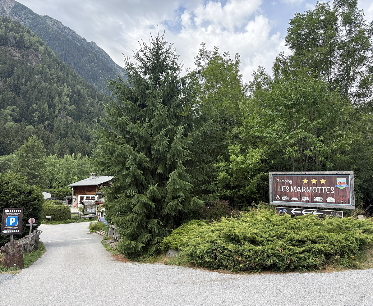 De ingang van camping Les Marmottes in Chamonix