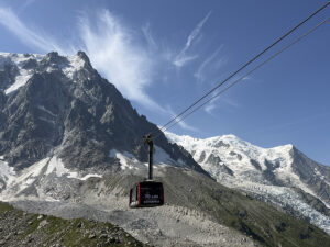 Panoramisch uitzicht op de Mont Blanc vanaf het middenstation Plan du l'Aiguille in Chamonix