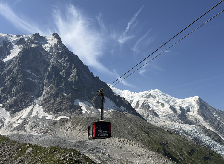 Panoramisch uitzicht op de Mont Blanc vanaf het middenstation Plan du l'Aiguille in Chamonix
