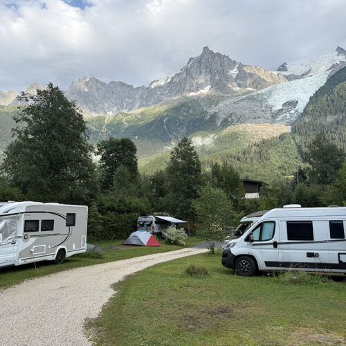 Veld op camping Les Marmottes met uitzicht op het Mont Blanc massief
