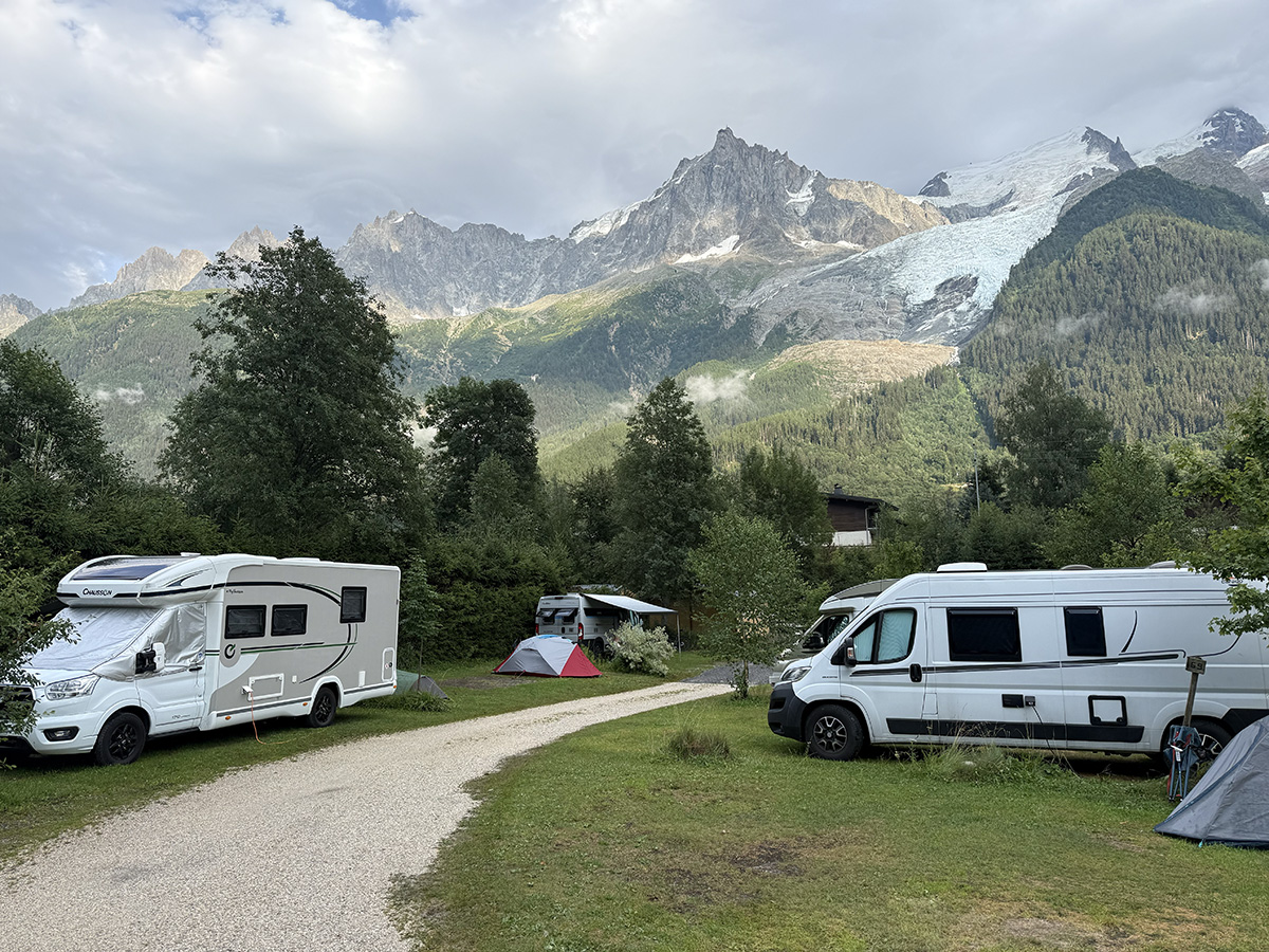 Veld op camping Les Marmottes met uitzicht op het Mont Blanc massief