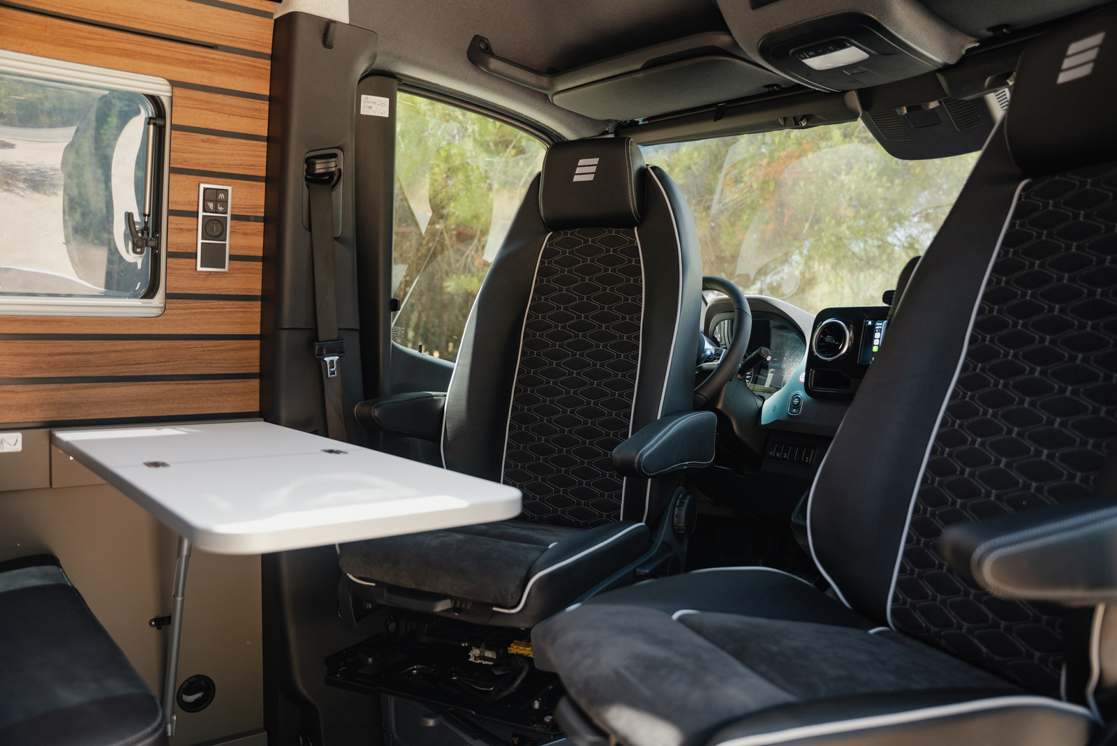 hymer-grand-canyon-s-600-draaibare-voorstoelen-cabine