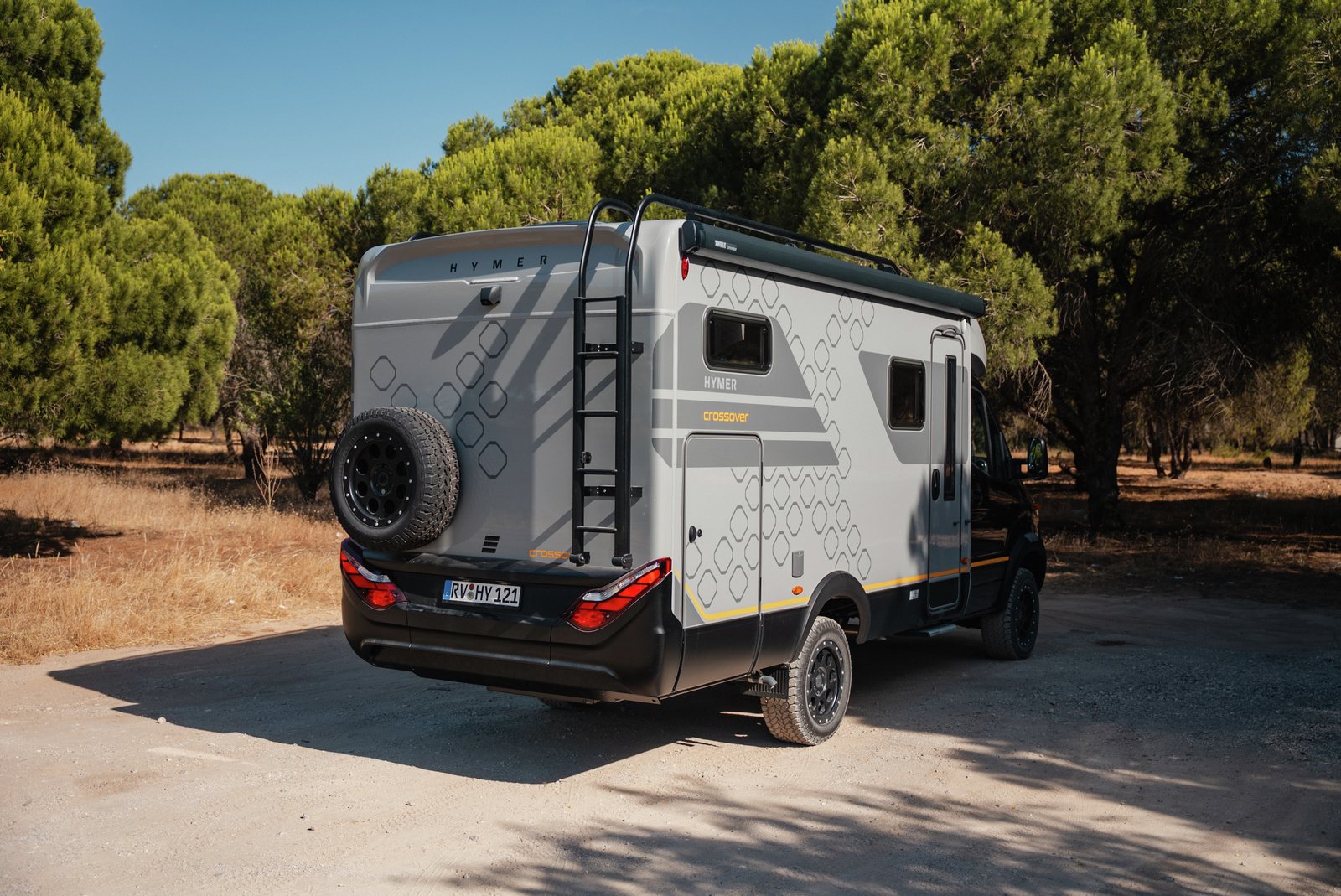 hymer-ml-t-570-crossover-achterzijde-garagetoegang