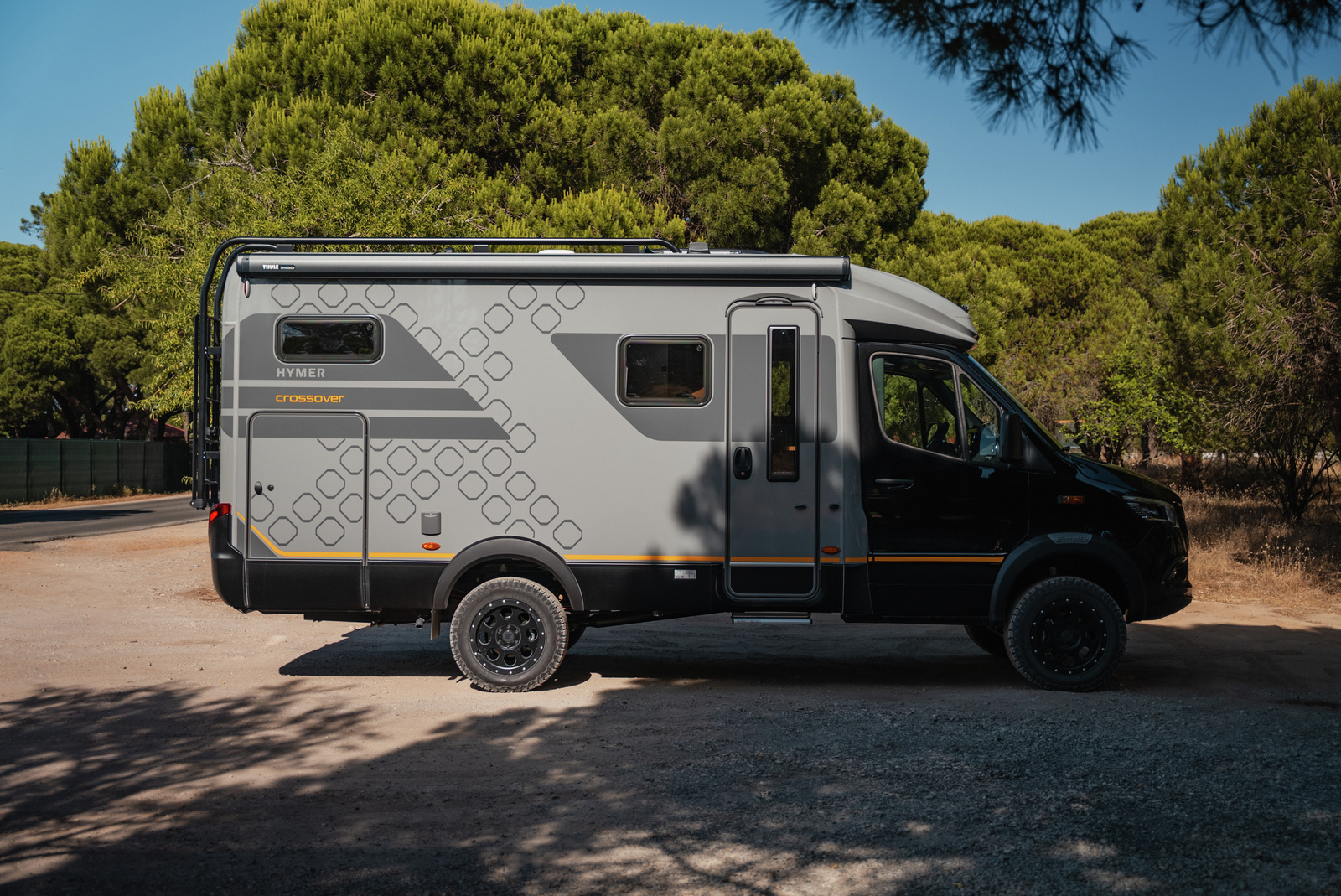 hymer-ml-t-570-crossover-zijaanzicht-tarmac-grey