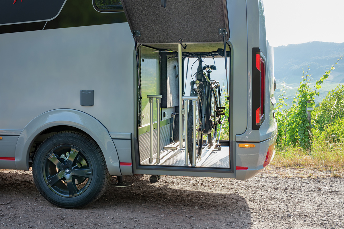 Achtergarage Niesmann Bischoff iSmove met fietsen