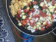 Paella pan Cadac Dometic met daarin groenten en aardappeltjes