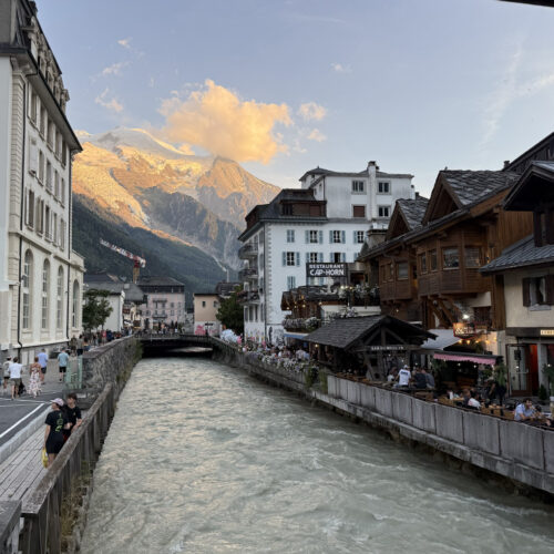 Rivier de Arve stroomt door Chamonix