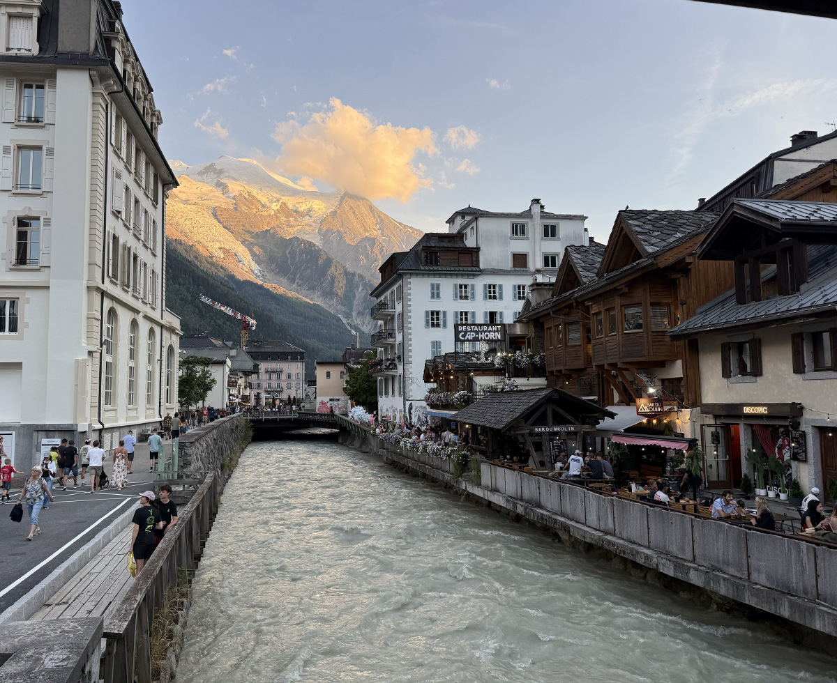Rivier de Arve stroomt door Chamonix