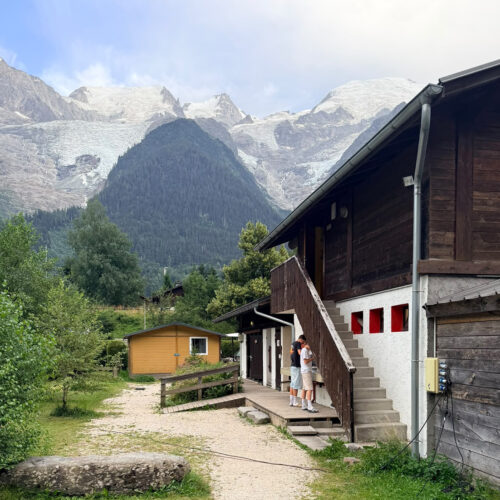 Sanitairgebouw camping Les Marmottes Chamonix met uitzicht op Mont Blanc massief