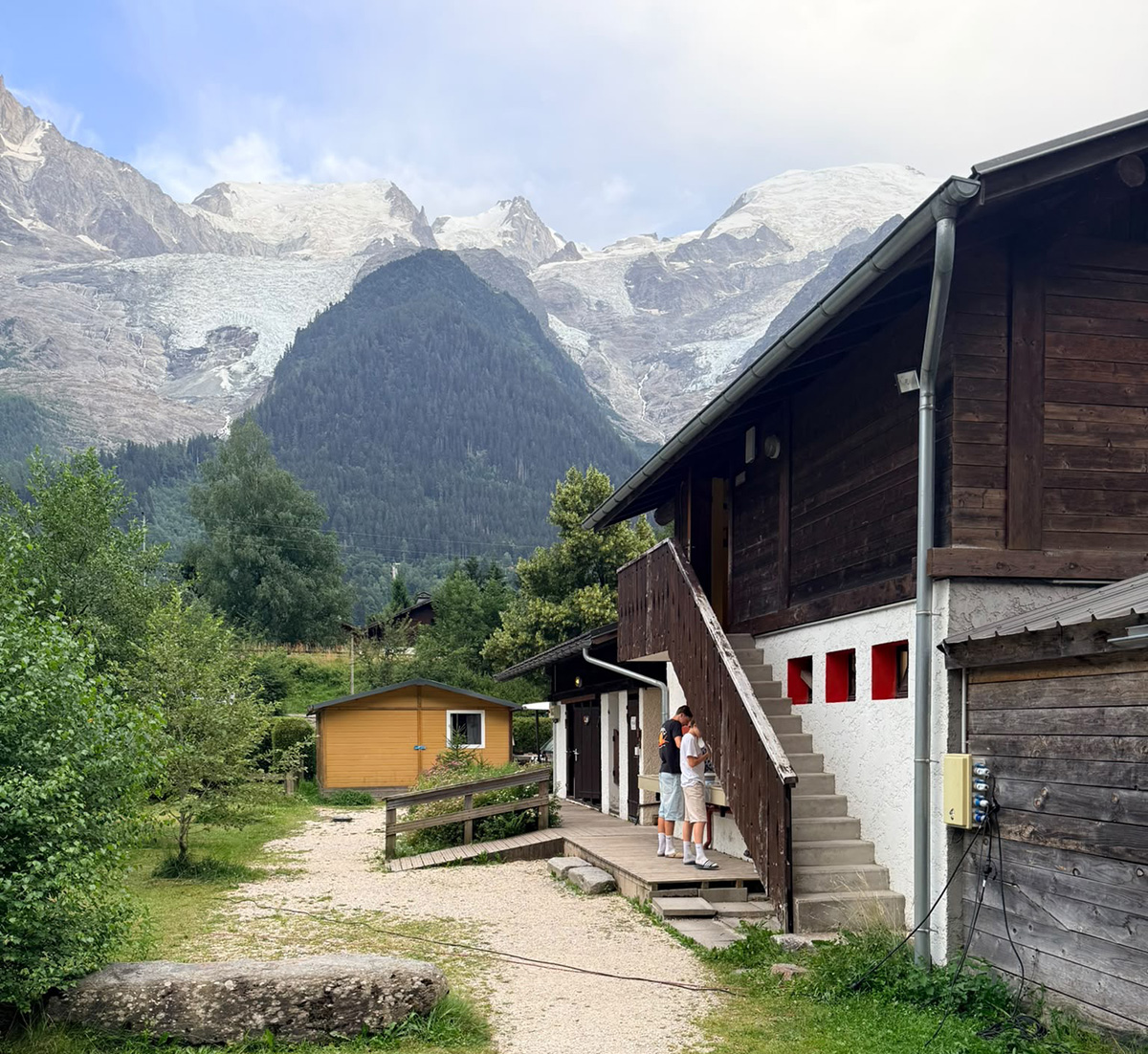 Sanitairgebouw camping Les Marmottes Chamonix met uitzicht op Mont Blanc massief