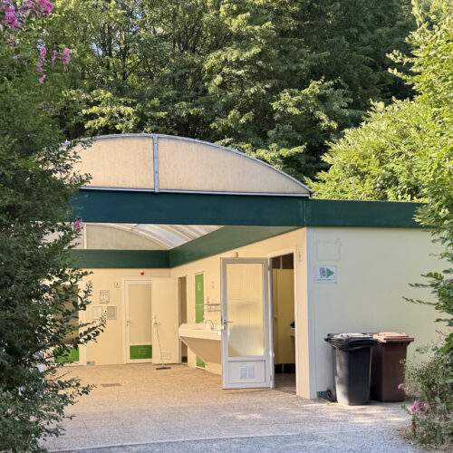 Het nette sanitairgebouw op camping Tenuta Squaneto