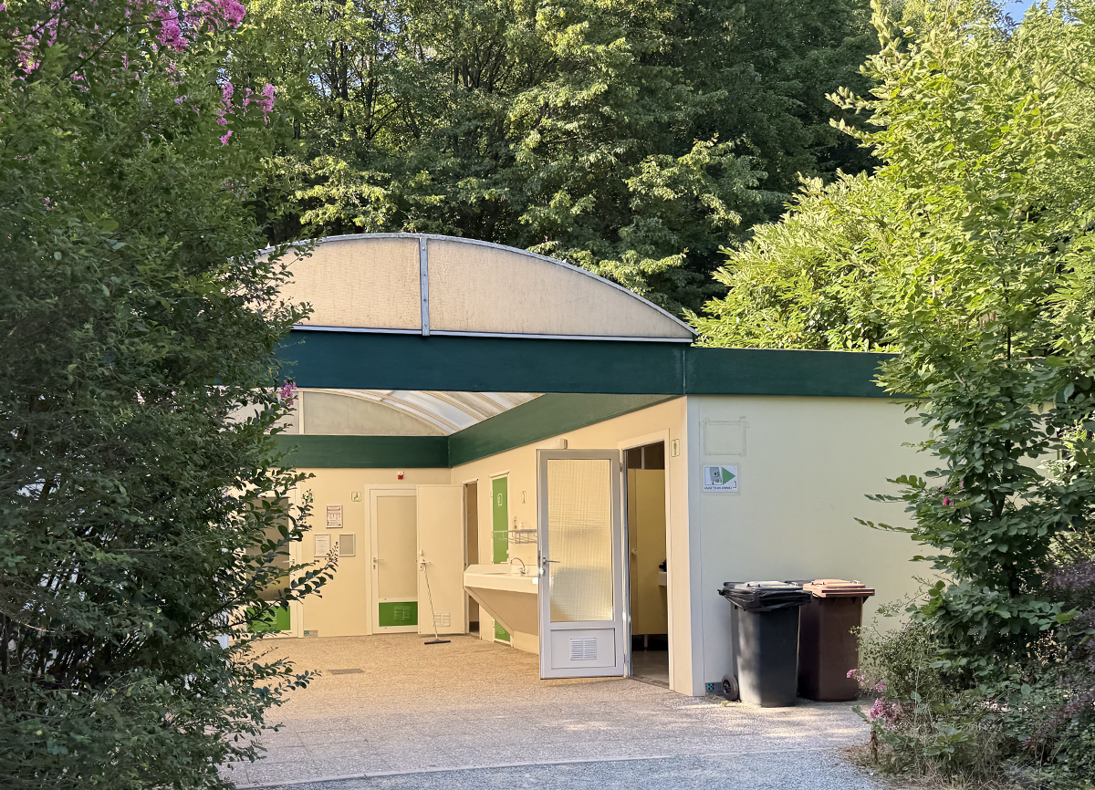 Het nette sanitairgebouw op camping Tenuta Squaneto