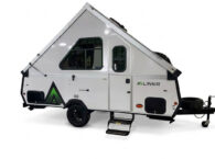 De Aliner Scout 15 A-frame klapcaravan met harde wanden in opengeklapte stand.
