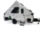 De Aliner Scout 15 A-frame klapcaravan met harde wanden in opengeklapte stand.