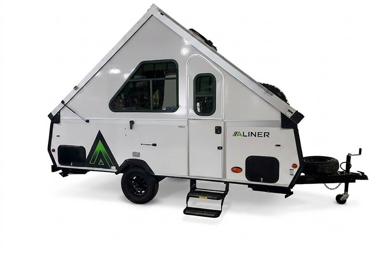 De Aliner Scout 15 A-frame klapcaravan met harde wanden in opengeklapte stand.