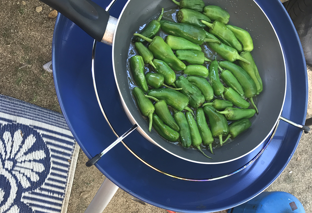 Skottelbraai pandrager met Pimientos de Padron