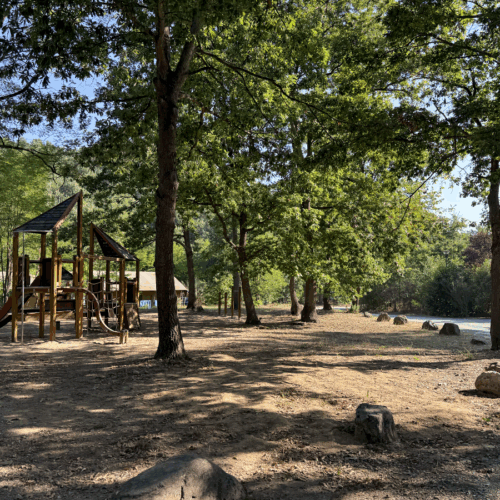 Speeltuin op camping Tenuta Squaneto 's ochtends vroeg nog zonder kinderen
