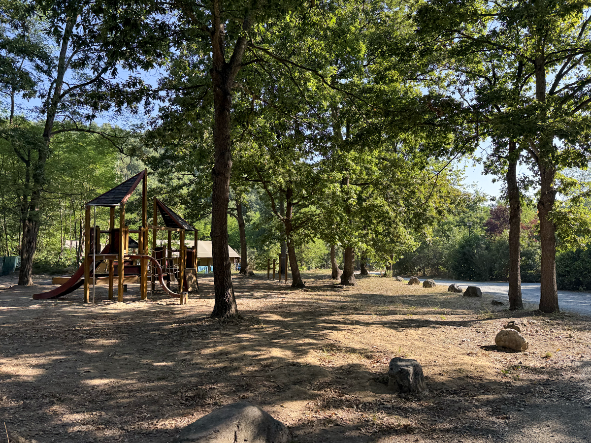 Speeltuin op camping Tenuta Squaneto 's ochtends vroeg nog zonder kinderen