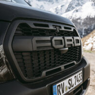 Grille van nieuwe halfintegraalcamper Sunlight UNLTD met duidelijk het Ford logo