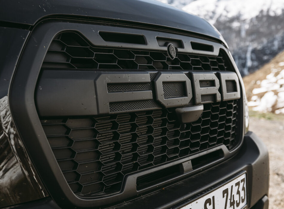 Grille van nieuwe halfintegraalcamper Sunlight UNLTD met duidelijk het Ford logo