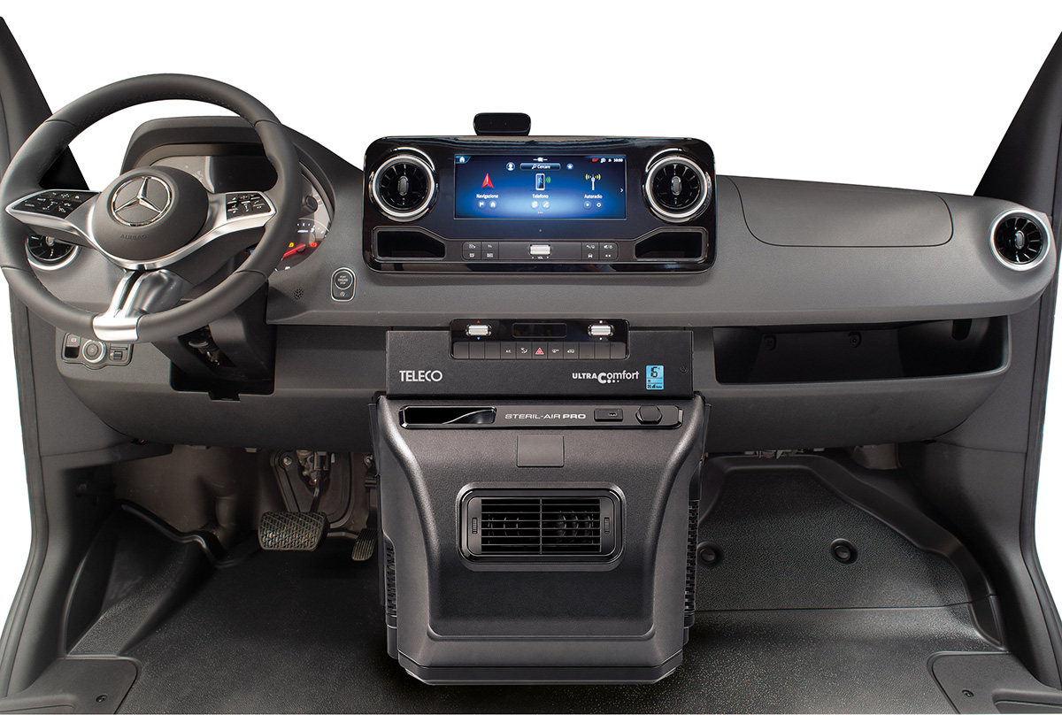 De onzichtbare airconditioner Teleco Ultra Comfort 9000M ingebouwd in het dashboard van een Mercedes-Benz Sprinter