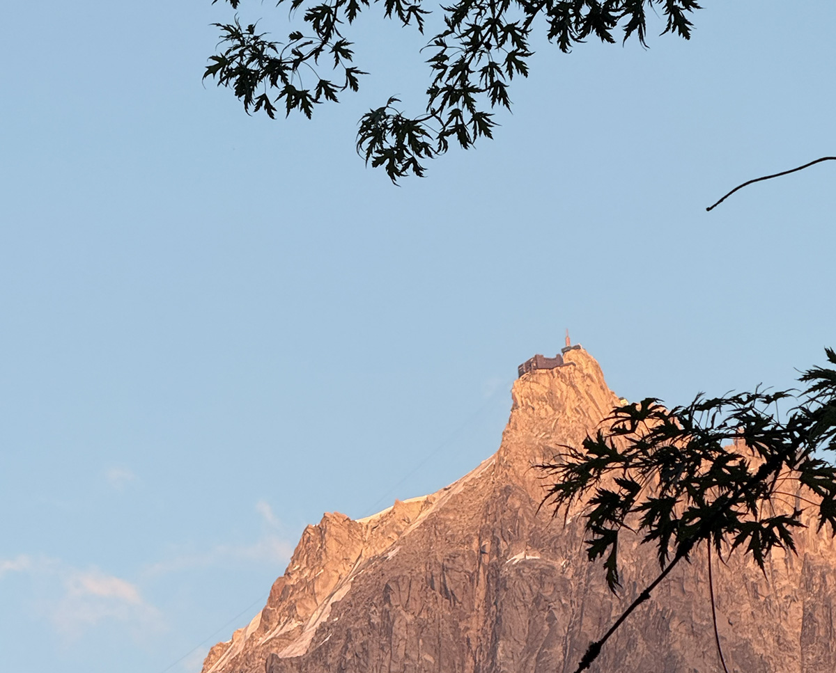 De Aiguille du Midi kleurt roze bij zonsondergang
