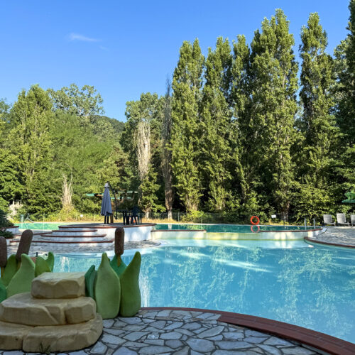 Het kinderbad van camping Tenuta Squaneto met daarachter het 25 meter-bad