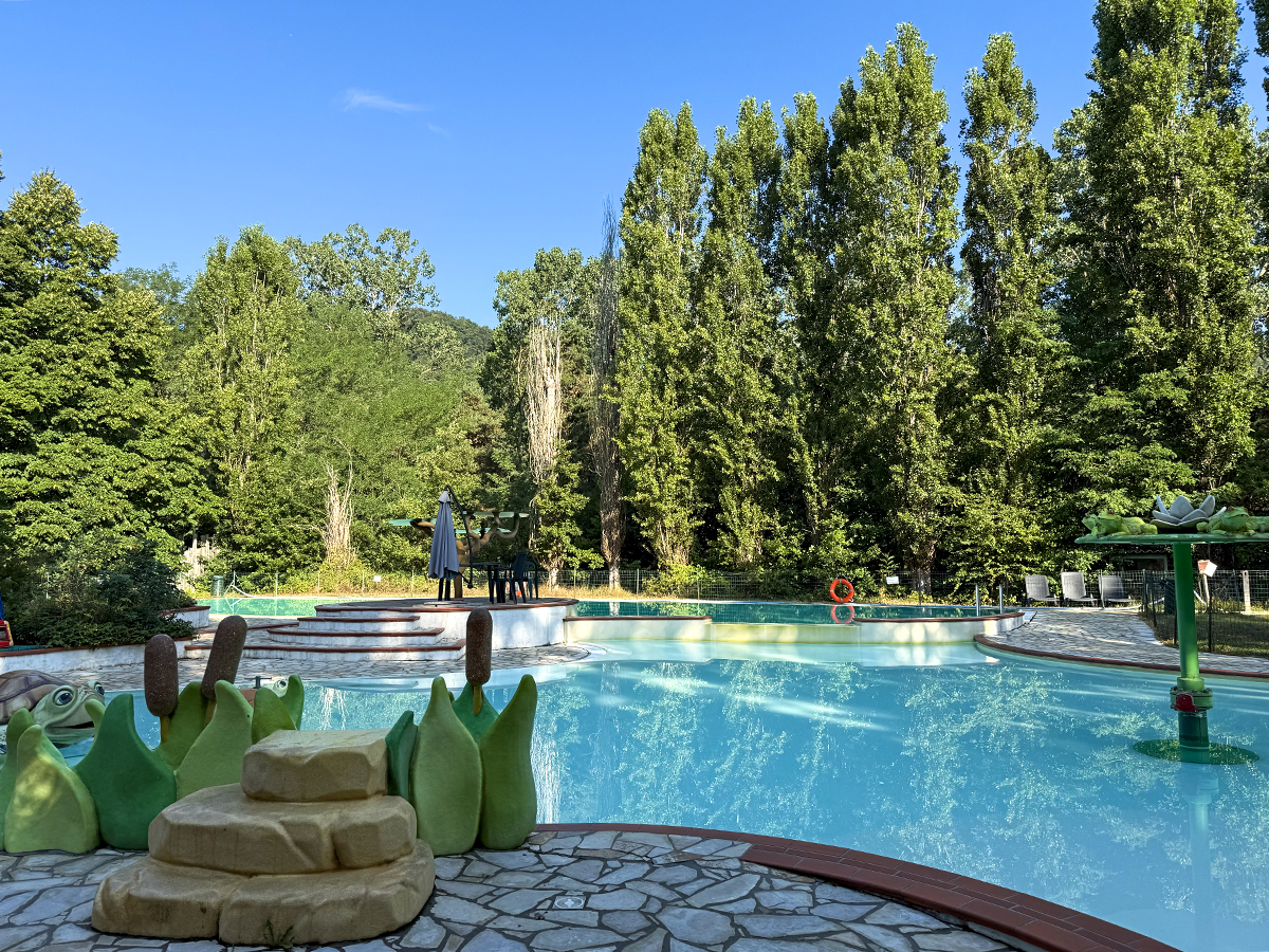 Het kinderbad van camping Tenuta Squaneto met daarachter het 25 meter-bad