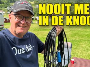 Videostill uit de Campingtrend-video waarin de over-onder techniek voor het oprollen van een stroomkabel wordt gedemonstreerd.