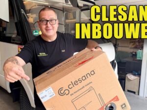 Videostill van Sjoerd Kuipers die het Clesana toilet inbouwt in een Hymer B680 camper