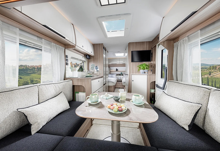 Interieur van de Fendt Tendenza 2027 met meubeldecor Noce Marche en sfeerverlichting.