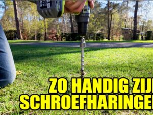 Videostill van Jos Mark die de HABA Alucamp aluminium schroefharingen demonstreert met een accuboormachine op de camping