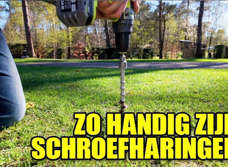 Videostill van Jos Mark die de HABA Alucamp aluminium schroefharingen demonstreert met een accuboormachine op de camping