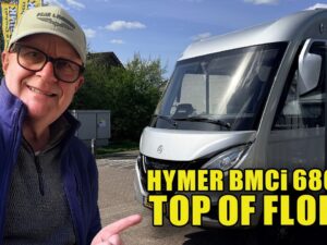 Videostill van de Hymer B-MC I 680 tijdens de duurtest, met zicht op het exterieur van de camper.