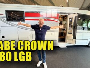 Videostill van de KABE Crown i780 LGB, een integraalcamper van modeljaar 2026, van buiten getoond