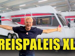 Videostill van de Kabe Imperial 880TDL KS E8 met het elektrisch verstelbare dwarsbed achterin.