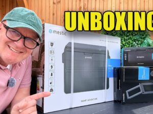 Videostill van de unboxing van de Mestic MCCM 45 compressor koelbox door Campingtrend.nl
