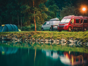 Kamperen op een camping aan het water tijdens een actieve kampeervakantie in Zweden