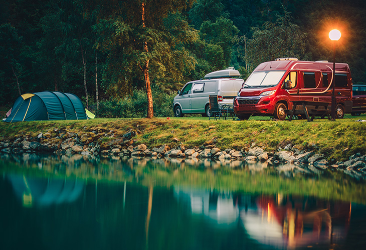 Kamperen op een camping aan het water tijdens een actieve kampeervakantie in Zweden