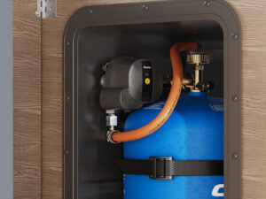De Truma MonoControl CS R gasdrukregelaar met crashsensor gemonteerd op een blauwe Campingaz-gasfles.